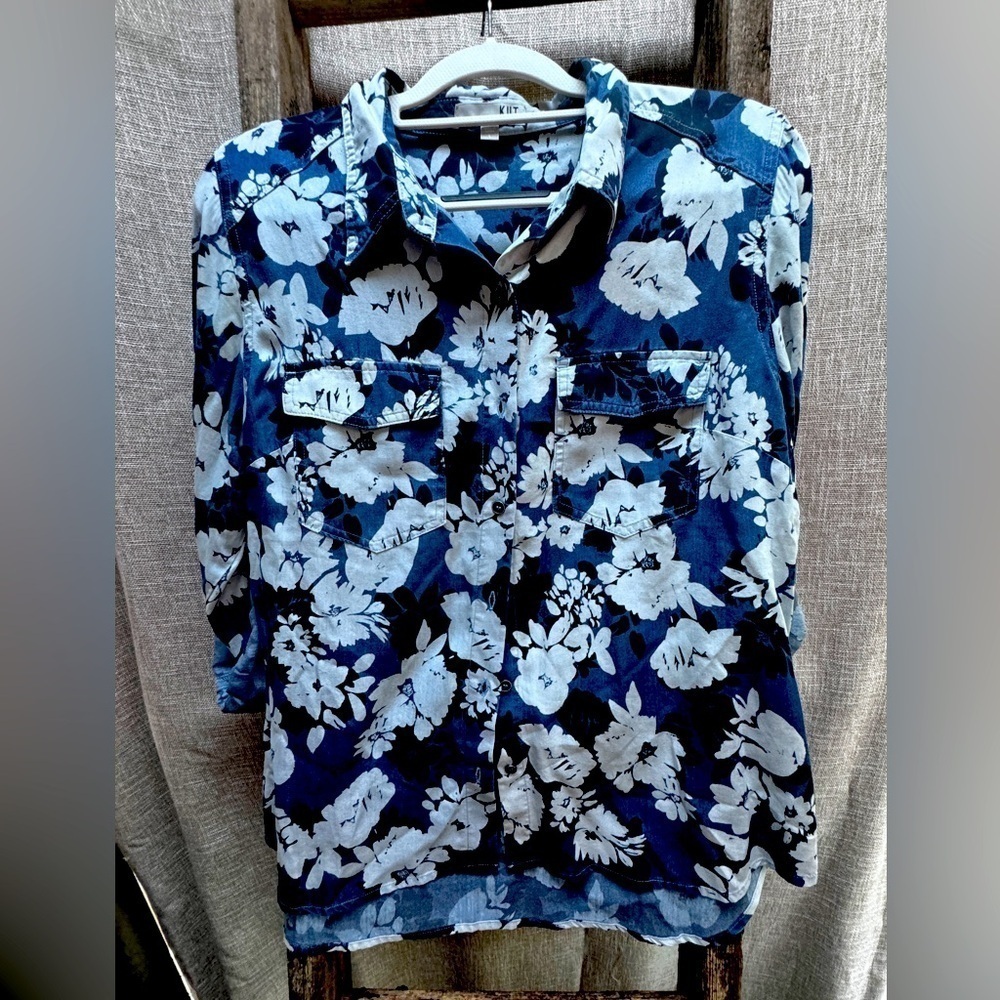 Kut from the Kloth floral blouse with tab sleeves in size Large